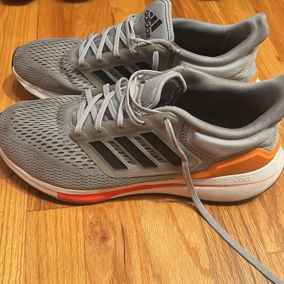 Elevate your performance & style with these exceptional running shoes. - Picture 4 of 5